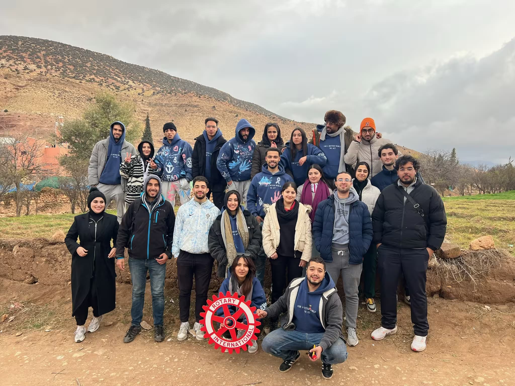 Bénévole dans une lumière chaleureuse